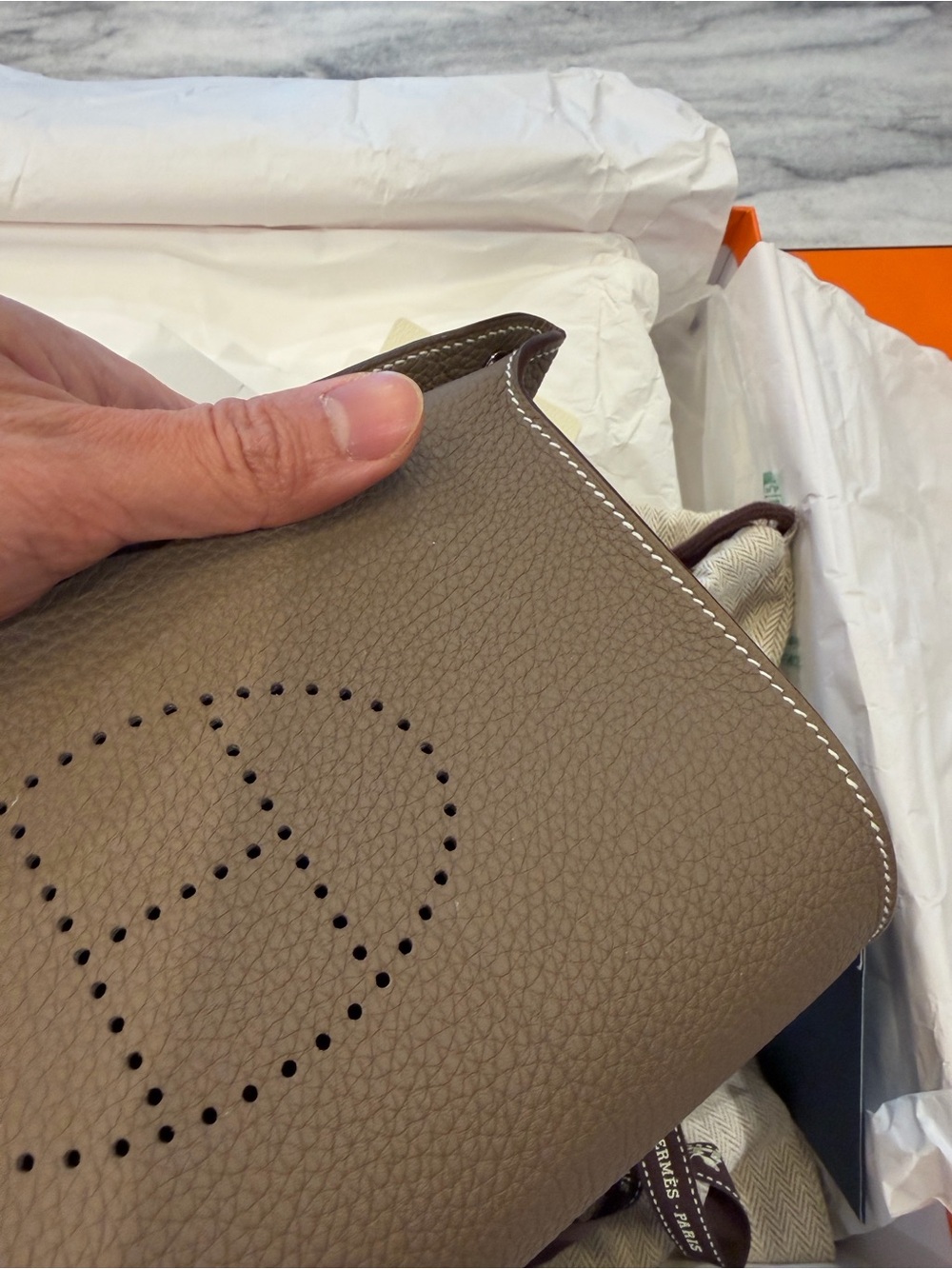 Hermès Videpoches Crossbody Bag in Etoupe Togo Leather - Picture 5 of 6